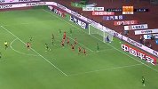国安右侧角球落点精准 巴坎布跳起头槌高出横梁