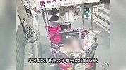 2岁娃启动三轮车向前开，奶奶狂奔追赶呼救，路过小伙惊险拦下