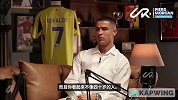 摩根锤了锤C罗的腹肌：就像在敲花岗岩