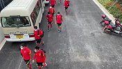 现场-国足队员戴口罩进入训练场 洛国富在列跟队恢复