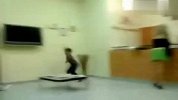 搞笑-20120320-某猛小孩为阻止家长帮他报名补习班竟然敢在公众场合放大招