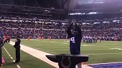 篮球-17年-再现经典手势！奥拉迪波现身印第安纳NFL赛场-新闻