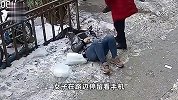 女子户外听见异响，刚抬头就被大冰块砸中，当场倒地不起痛苦呻吟