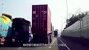 拥挤道路上多辆货车并行，司机的一个举动，将自己推入深渊！