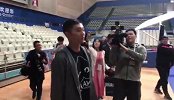 赛后一小时！刘炜却独自返回空荡的球场望着天花板