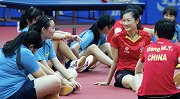 中国乒乓球队与澳门青少年选手交流 国乒队员与粉丝互动画面温馨