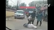 三悍妇街头暴打“小三” 拖拽撕扯大骂不要脸