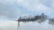 辽宁兴城一风力发电机起火 扇叶被烧断从70米高空坠落