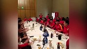 亚洲杯-15年-国足赢球兴奋至极 赛后酒店疯狂庆祝-新闻