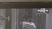 男子约2女网友开房 4男闯入围殴抢钱