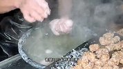 福建大叔用“会跳动的猪肉”做肉圆，20个老师傅手工捏丸做1000斤