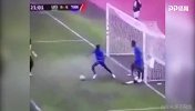 爆笑！疯狂超车过掉所有球员 面对空门这射门看哭了