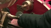 汽车-99岁工程师花15年时间修复古董车American LaFrance saloon