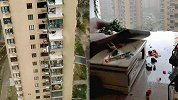 官方通报女子关窗被台风吹落坠亡：住户自行改造阳台 质量不佳