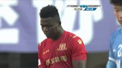 差一点点！戈武胸部停球直接打门 击中横梁