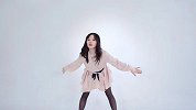 短裙少女热辣翻跳韩舞，甜美诱惑难挡