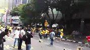 马来西亚警车冲进游行人群后的杯具一幕