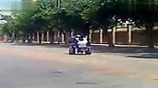 安全第一！马路玩车太危险