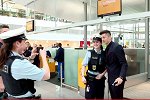 拜仁移师马德里 两美女警察扣下莱万求合影