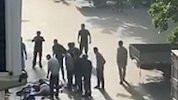 青岛一女子跳楼轻生多人拉被子施救 一施救者被砸倒