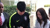 PP体育直击-韩国迷妹围堵孙兴慜 亚洲一哥耐心为她们签名