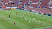 韩国边路进攻发起传中 吴世勋门前高高跃起头槌稍稍偏出