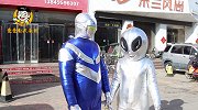 真人奥特曼：奥特曼出行偶遇外星人，一言不合就开打，太精彩