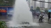 外卖小哥路遇水管爆裂 冲进喷涌的水花里关掉阀门