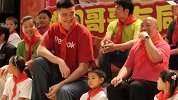 篮球-14年-身高伤不起！众星与姚明合影瞬间变小矮人-新闻