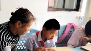 “最美奶奶”教室外偷偷听课 回家给孙子辅导功课