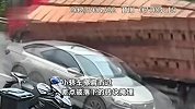 大货车行驶突然失衡，整车砖块掉落瞬间掩盖马路，小轿车差点被埋