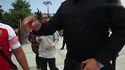 真勇士！枪迷巴库街头穿姆希塔良球衣 遭警察盘问后放行