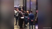 首战失利又如何？库里在酒店外受到球迷的热情欢呼
