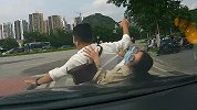 女司机追尾惊慌尖叫将对方撞出十几米 丈夫车内崩溃大喊