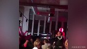 退役趴也能这么high？范佩西场外真是个老油条