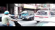 缺德恶霸司机路中间停车去购物引发暴堵