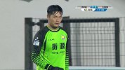 雨天路滑双方全靠远射 权恒右脚大力轰门偏出