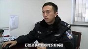天冷车窗起雾女司机边开车边擦玻璃 行至斑马线撞飞3行人