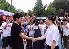 柯洁清华大学报到人气旺！与校长握手被叮嘱，遭同学围观求合影