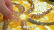 把鸡蛋液倒入豆腐里，出锅以后满屋飘香，嫩滑爽口好吃又下饭