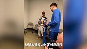阿扎尔追星东契奇！球衣太小向77致歉 遇高个迷弟闯入更衣室