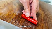包菜炒粉丝这样做才好吃，技巧就在视频里，难怪以前总粘锅炒不好