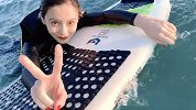 Angelababy冲浪翻车现场！满屏长腿惨摔进大海不忘比心