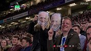 英超-1718赛季-联赛-第37轮-庆生80' 布莱顿主席80大寿 看台球迷为其庆生