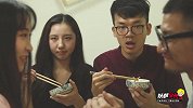 95后美女在朋友面前这样和男友互动，不愧是高级秀恩爱！