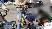 大爷大妈代送外卖上写字楼：一个中午能挣四五十块