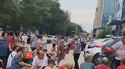 凌晨4点来排队！数百大爷大妈为领免费米打架 结果活动取消