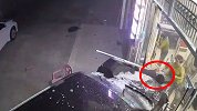广东阳江轿车突然失控冲入民房撞倒妇女 监控拍下惊险一幕