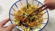 试试这锅西葫芦蒸饺，鲜嫩不油腻，两口一个真爽