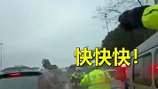 快快快！老人送医遇上早高峰，铁骑“见缝插针”吼出“生命通道”